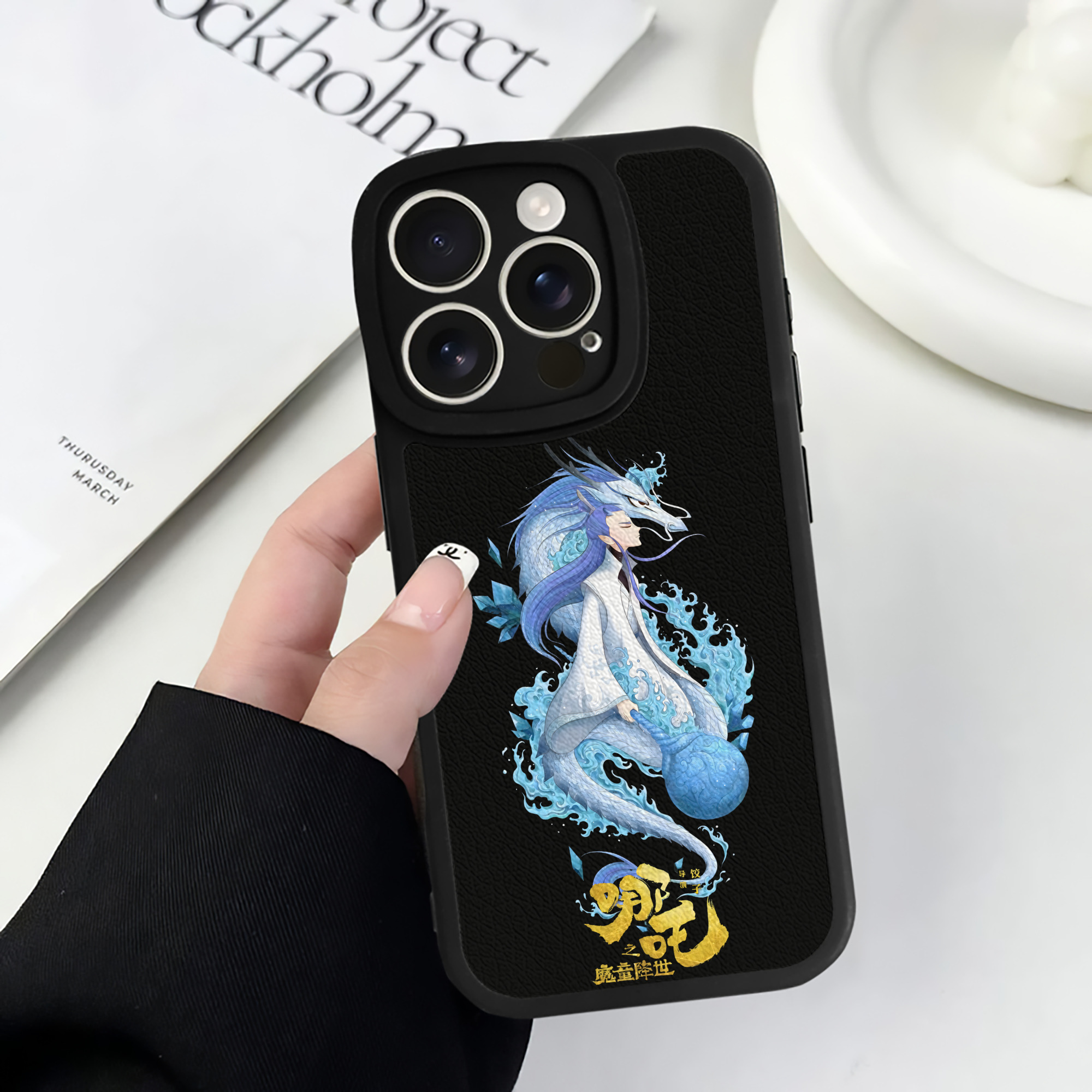 （画像用） Ne Zha 2 ナタ 魔童の大暴れ 【iPhone 16シリーズ対応】シリコンスマホケース（レザー調） 材質：シリコン
